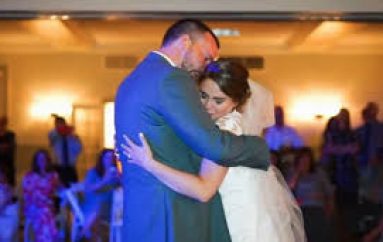 E ëndërronte këtë ditë edhe me babin e ndjerë, vëllezërit surprizojnë motrën në ditën e dasmës