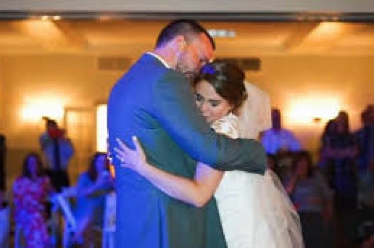 E ëndërronte këtë ditë edhe me babin e ndjerë, vëllezërit surprizojnë motrën në ditën e dasmës