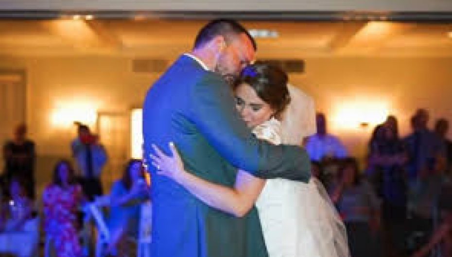 E ëndërronte këtë ditë edhe me babin e ndjerë, vëllezërit surprizojnë motrën në ditën e dasmës