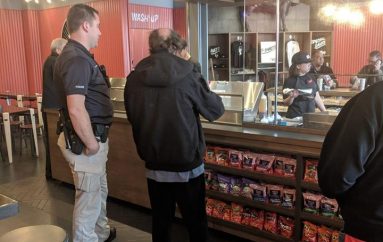 Po kërkonte ushqim në plehra, zyrtari i policisë bën gjest human ndaj një burri të pastrehë