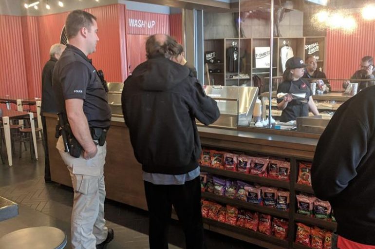 Po kërkonte ushqim në plehra, zyrtari i policisë bën gjest human ndaj një burri të pastrehë