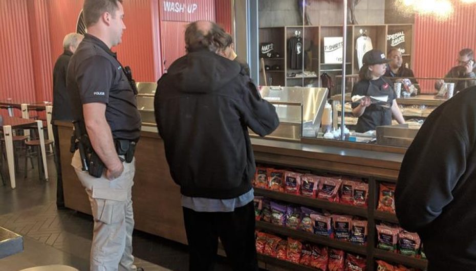 Po kërkonte ushqim në plehra, zyrtari i policisë bën gjest human ndaj një burri të pastrehë