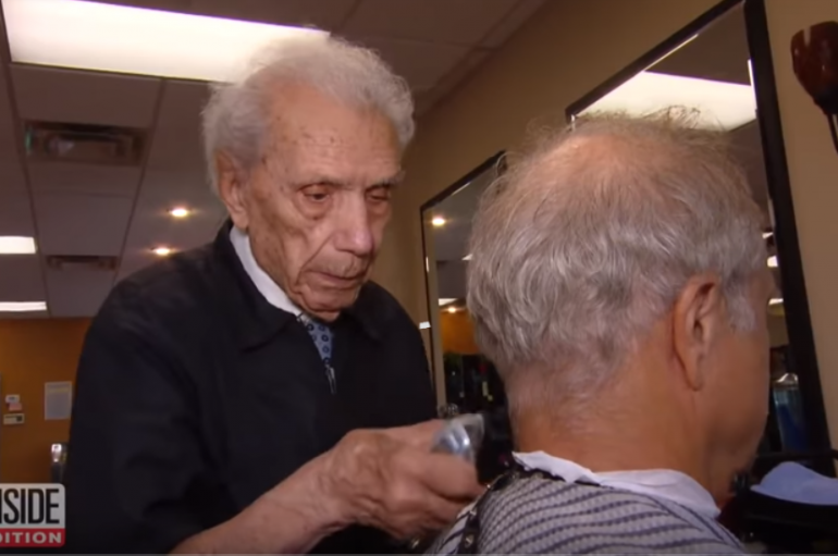 107-vjeçari, berberi më i vjetër në botë, ende pret flokë me orar të plotë