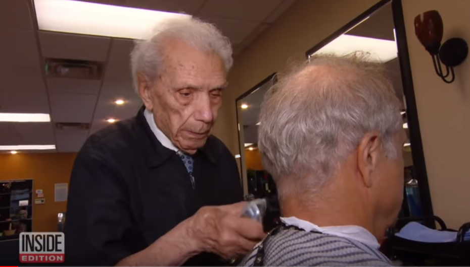 107-vjeçari, berberi më i vjetër në botë, ende pret flokë me orar të plotë