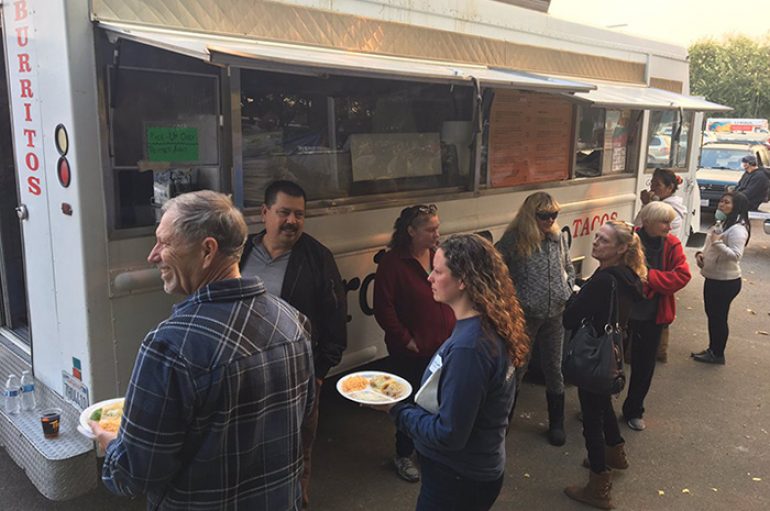 Pronari i restorantit ushqen qindra kalifornianë që u larguan nga zjarri vdekjeprurës