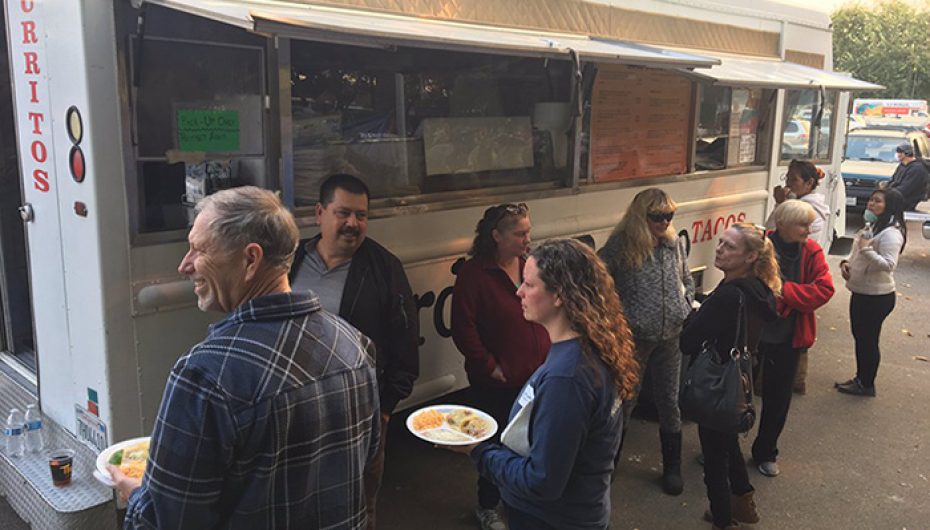 Pronari i restorantit ushqen qindra kalifornianë që u larguan nga zjarri vdekjeprurës