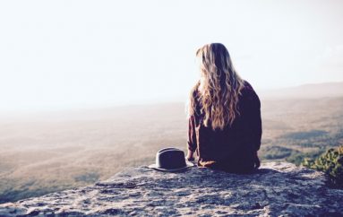 “Jeta tkurrohet ose zgjerohet, në përpjestim me kurajën tënde”