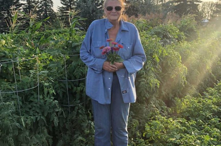 67 vjeçarja dhuron 3,100 paund perime për familjet në nevojë