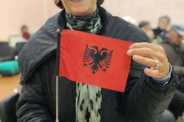 Si e festojnë të moshuarit festën e flamurit