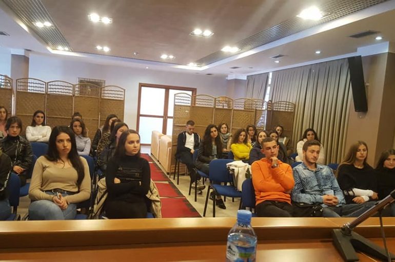 Qentë e rrugës ‘pushtojnë’ Universitetin e Durrësit: Kanë Bachelor dhe Master