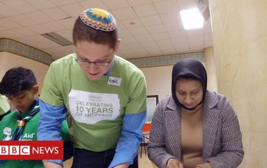 Muslimanët dhe hebrenjtë së bashku, shërbejnë 1.000 tasë me supë për të pastrehët