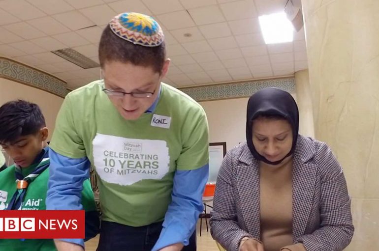 Muslimanët dhe hebrenjtë së bashku, shërbejnë 1.000 tasë me supë për të pastrehët