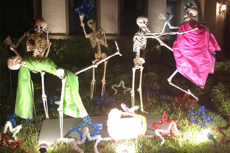 Kjo shtëpi paraqet skeletet e tyre të Halloween, me skenarë ndryshe çdo ditë