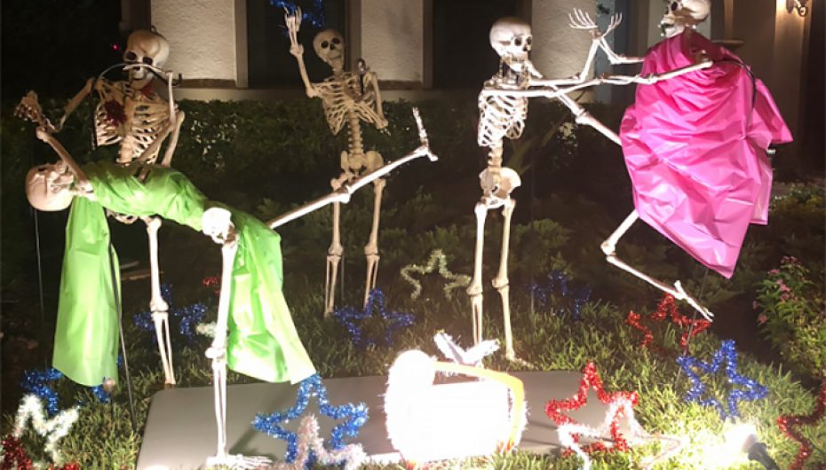 Kjo shtëpi paraqet skeletet e tyre të Halloween, me skenarë ndryshe çdo ditë