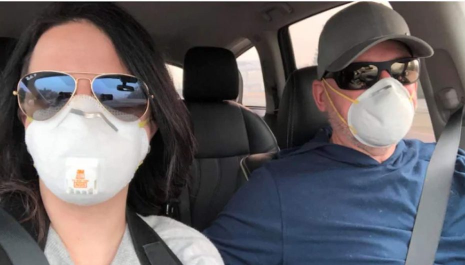 Çifti kanadez shpenzon pushimet duke ndihmuar të prekurit nga zjarri në Kaliforni