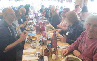 Aktivistët e kafshëve dhe stafi i thertores hanë darkën e Krishtlindjes bashkë: Gjëra të mira po ndodhin