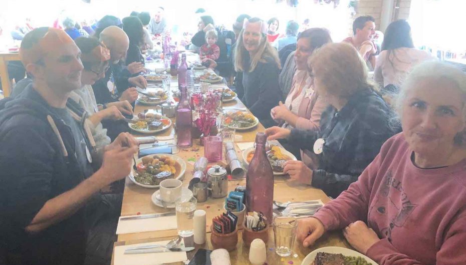 Aktivistët e kafshëve dhe stafi i thertores hanë darkën e Krishtlindjes bashkë: Gjëra të mira po ndodhin