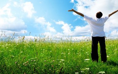 ‘Një njeri i lumtur është teper i kënaqur me të tashmen për të banuar në të ardhmen’