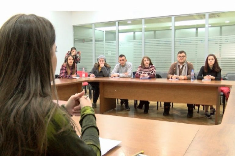 Të rinjtë ‘viktimë’ e ekstremistëve, ekspertja Ngjela: Denonconi