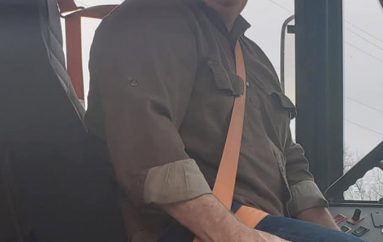 Vonohen për shkollë prej akullit, shoferi i autobusit blen mëngjes për të gjithë nxënësit