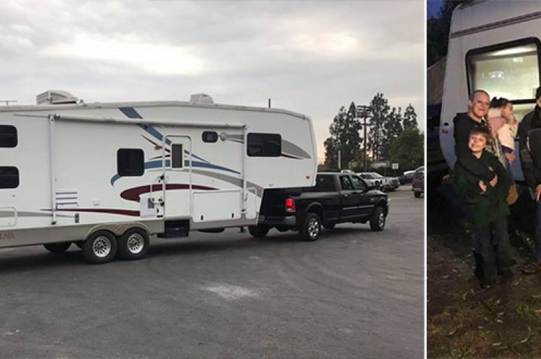 Të huajt dhurojnë rimorkio për familjen që humbi shtëpinë në zjarr