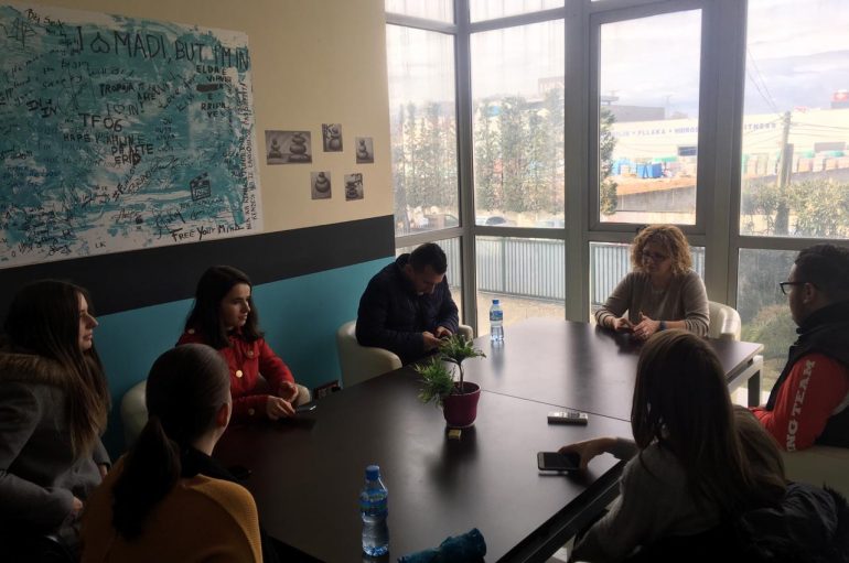 Gazetarët e rinj vizitojnë ambientet e INTv-së