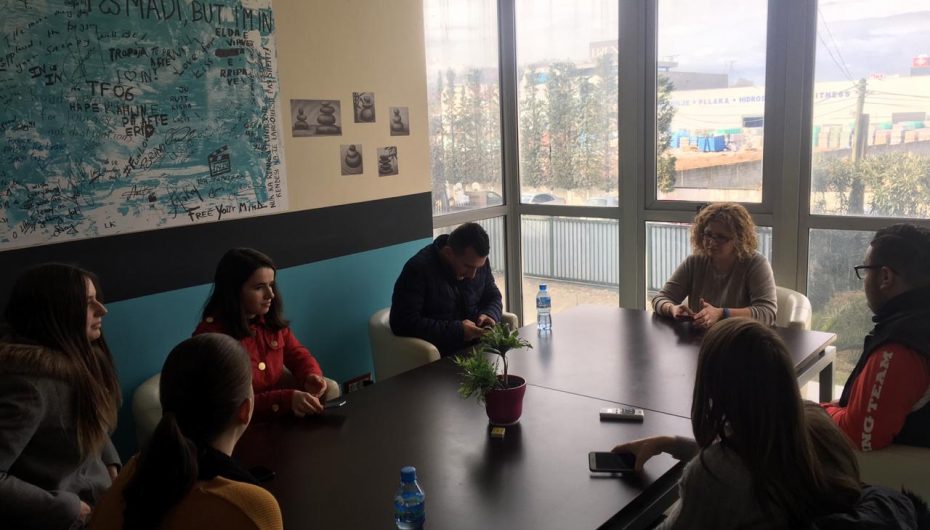 Gazetarët e rinj vizitojnë ambientet e INTv-së