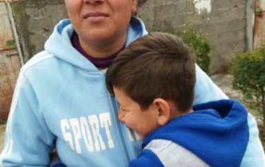 E braktisi e ëma me aftësi të kufizuara, 8 vjeçarin e adopton çifti rom në Fier