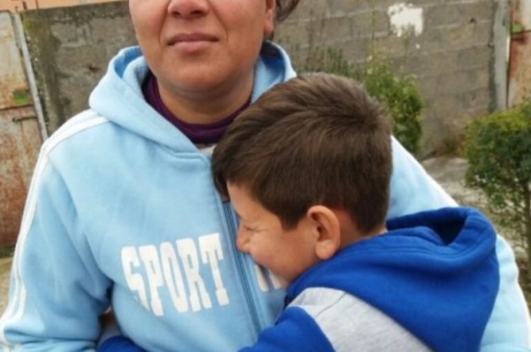 E braktisi e ëma me aftësi të kufizuara, 8 vjeçarin e adopton çifti rom në Fier