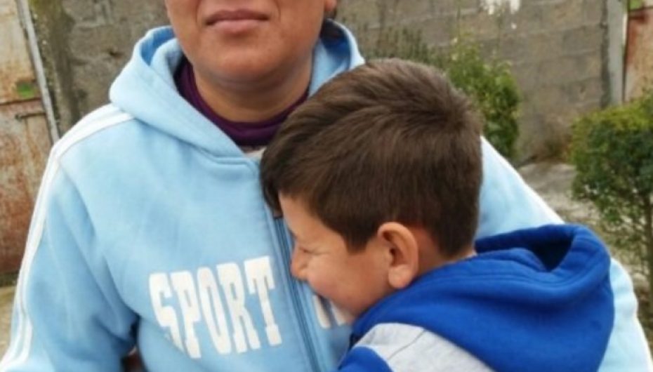 E braktisi e ëma me aftësi të kufizuara, 8 vjeçarin e adopton çifti rom në Fier