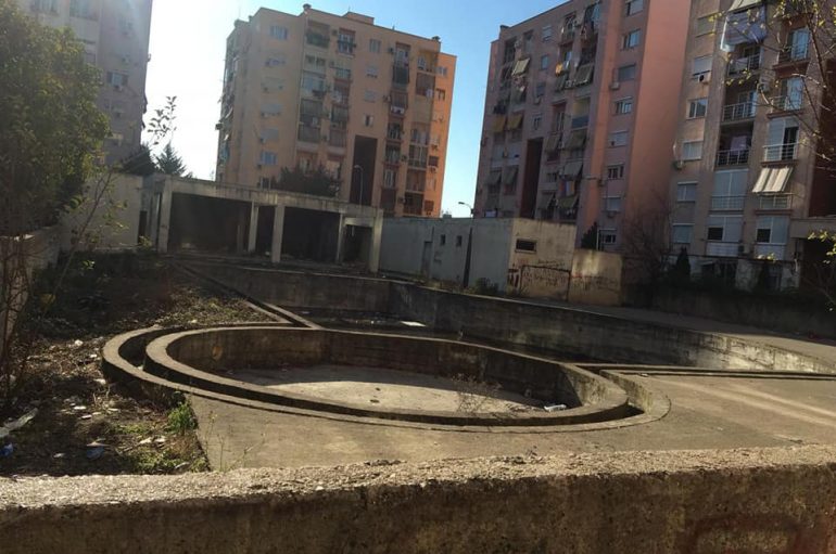 Banorët ngrenë alarmin, “vatër infeksionesh” në mes të pallateve në Tiranë