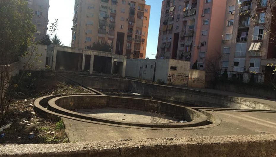 Banorët ngrenë alarmin, “vatër infeksionesh” në mes të pallateve në Tiranë