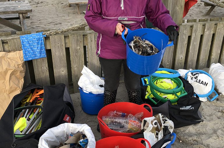 Gjyshja shpenzon gjithë vitin duke pastruar 52 plazhe