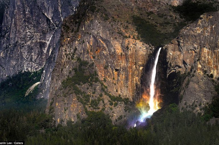 Fotografi kap ylberin në fund të ujëvarës madhështore