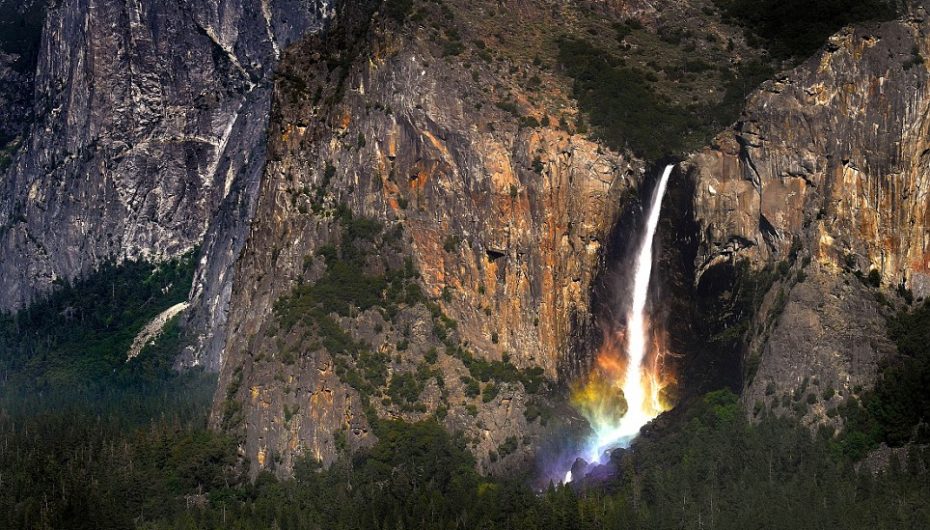 Fotografi kap ylberin në fund të ujëvarës madhështore