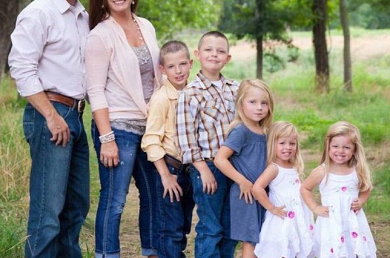 Kongresmeni dhe e shoqja ribashkojnë dy binjaket e ndara, i adoptojnë në shtëpinë e tyre