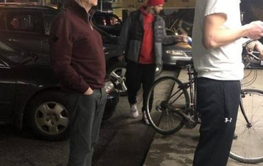 Bill Gates pret rradhën për të marrë hamburger