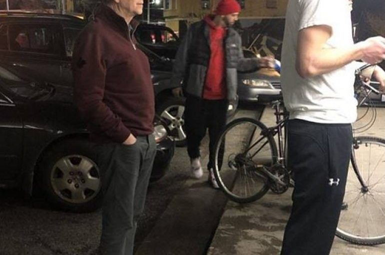 Bill Gates pret rradhën për të marrë hamburger