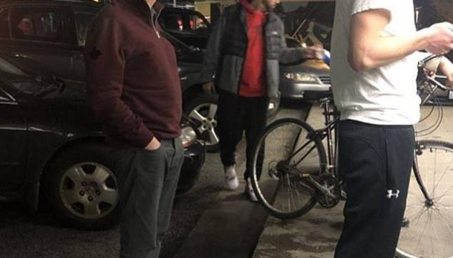 Bill Gates pret rradhën për të marrë hamburger