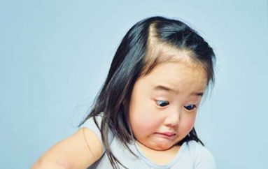 Babai shkrep momentin e çmuar, kur vajza mban në krahë motrën për herë të parë