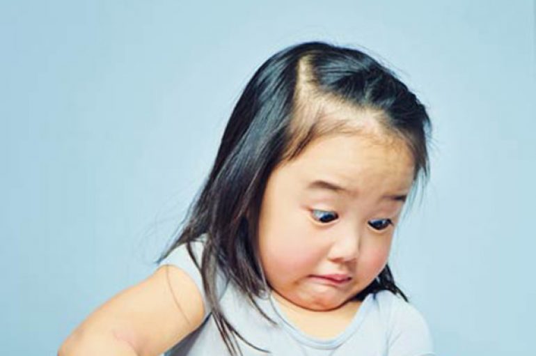 Babai shkrep momentin e çmuar, kur vajza mban në krahë motrën për herë të parë