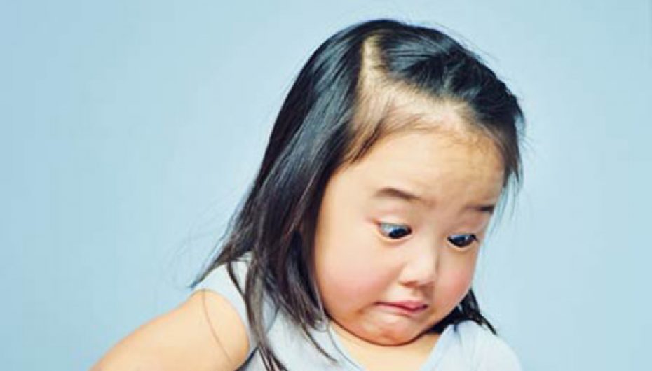 Babai shkrep momentin e çmuar, kur vajza mban në krahë motrën për herë të parë