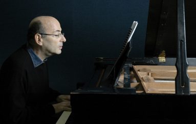 Kompozitori i shurdhër rikthen dëgjimin për muzikën