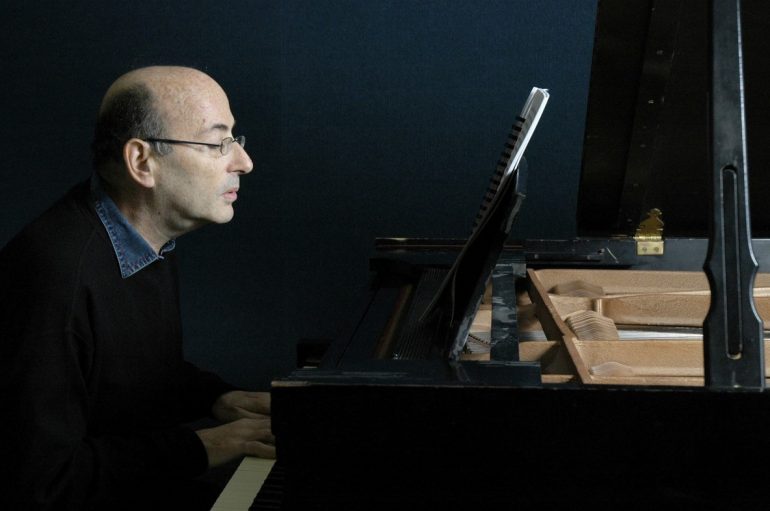 Kompozitori i shurdhër rikthen dëgjimin për muzikën