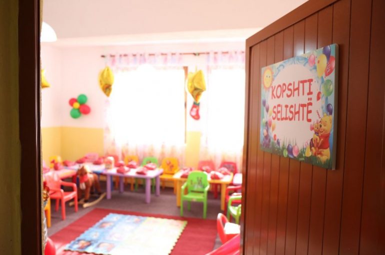 Ushtarakët dhurojnë kursimet për rikonstruktimin e një kopshti