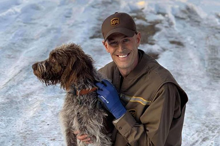 Shoferi shpëton qenin, ishte duke u mbytur në pellgun me akull