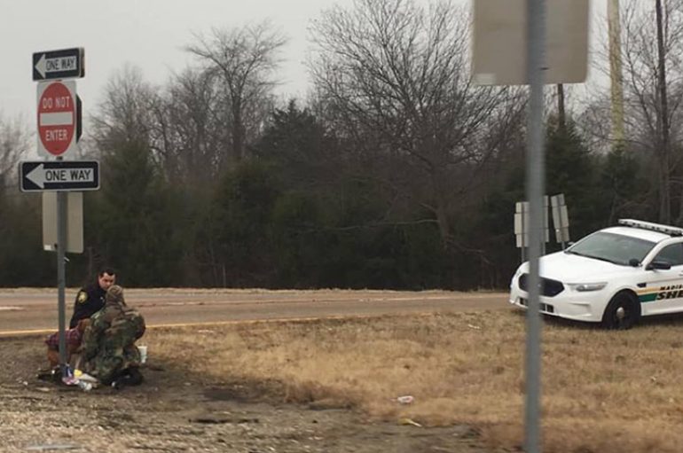 Polici ha drekë me të pastrehun: ‘Të gjithë meritojnë dashuri dhe respekt’