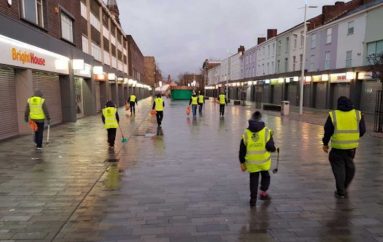 Të rinjtë muslimanë pastrojnë rrugët pas festimeve të Vitit të Ri