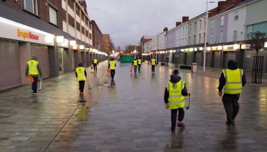 Të rinjtë muslimanë pastrojnë rrugët pas festimeve të Vitit të Ri