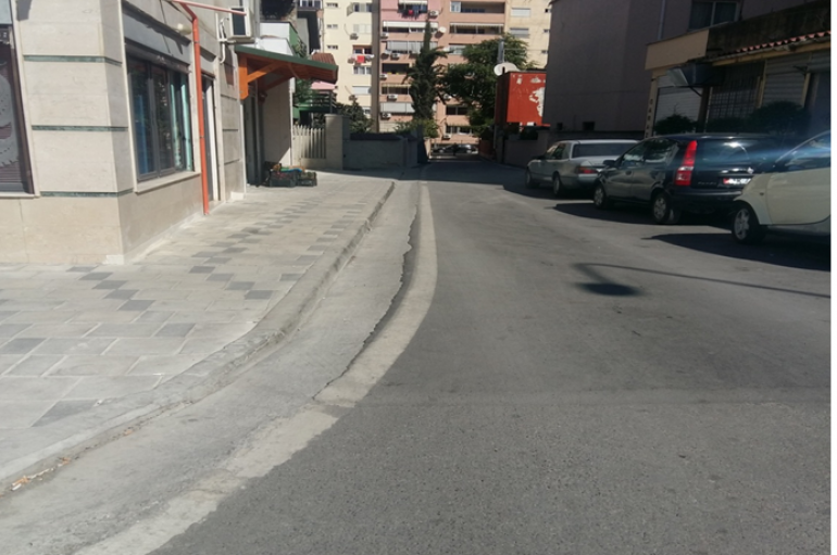 Bardh e zi, investime dhe jetesë me dy standarte në njësinë 8